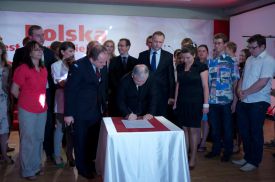 Jarosław Kaczyński podpisał 10 tez programu dla studentów