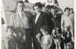 Ich ojciec Rajmund wiele lat pracował po całych dniach na kilku etatach, m.in. jako nauczyciel i projektant w biurze projektowym. Na zdjęciu: rodzina w Sopocie, 1954 rok