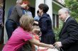 Jarosław Kaczyński odwiedził rodzinę Milczarków prowadzącą rodzinny dom dziecka - Wiktorów, 30 maja 2010