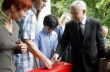 Jarosław Kaczyński odwiedził rodzinę Milczarków prowadzącą rodzinny dom dziecka - Wiktorów, 30 maja 2010