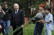 Jarosław Kaczyński odwiedził rodzinę Milczarków prowadzącą rodzinny dom dziecka - Wiktorów, 30 maja 2010