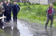 Jarosław Kaczyński na terenach dotkniętych powodzią - Zator, 20 maja 2010